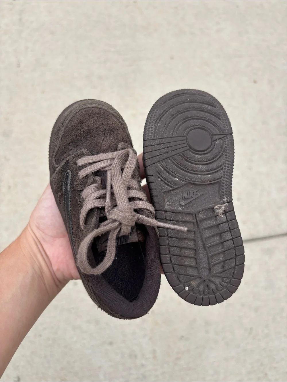 Travis Scott Kids Suede Low-Top Sneakers in Dark Brown